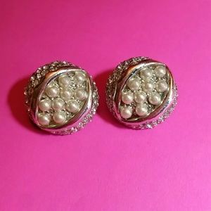 VINTAGE FAUX PEARL CLIP EARRINGS